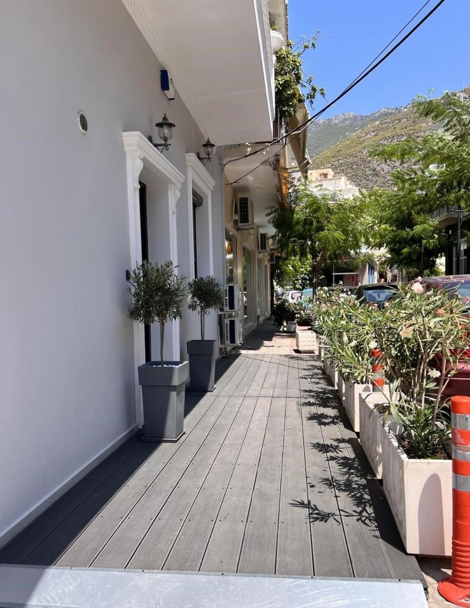 Kontis' Furnished Apartment ลูตรากี ภายนอก รูปภาพ
