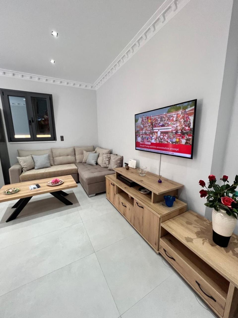 Kontis' Furnished Apartment ลูตรากี ภายนอก รูปภาพ