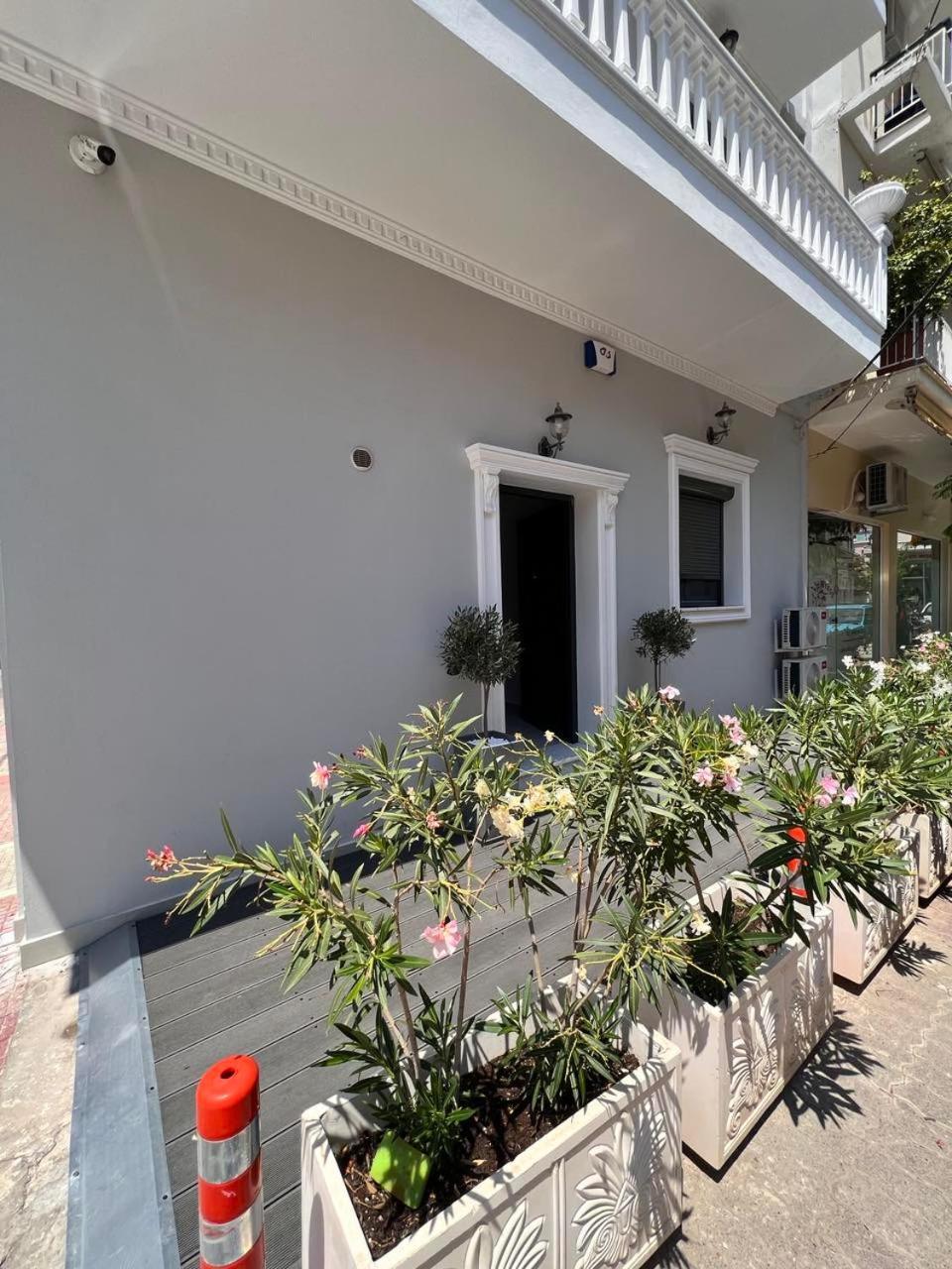 Kontis' Furnished Apartment ลูตรากี ภายนอก รูปภาพ